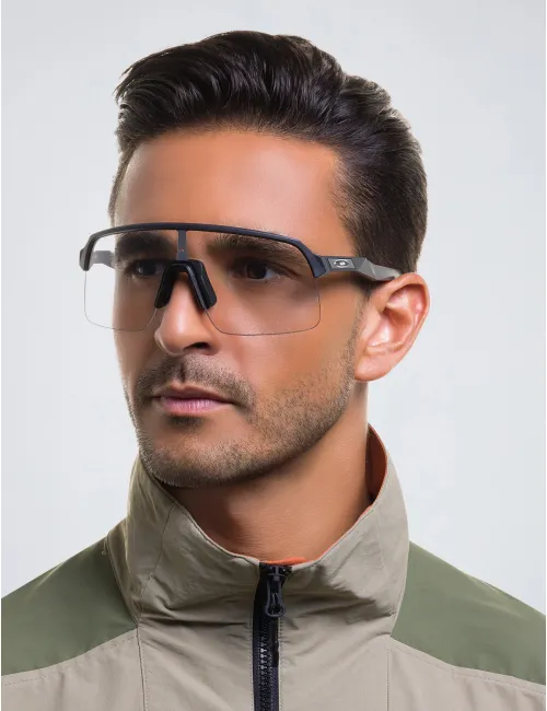 Спортивні фотохромні окуляри OAKLEY Sutro Lite OO9463-4539 Matte Carbon/Clear Photochromic, Лінза: Clear Black Iridium Photocromic – зображення 7